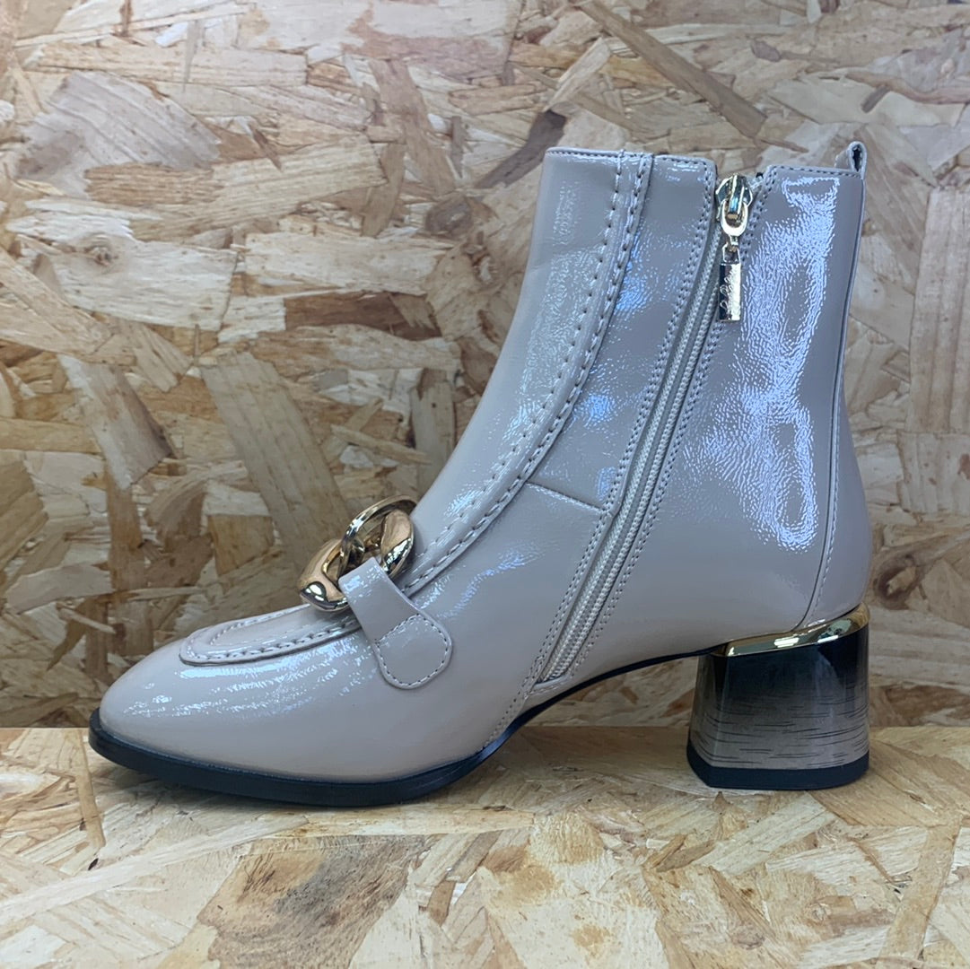Burberry link detail patent leather sales ankle boots